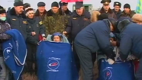 Во время спуска космонавтов в "Союз ТМА-19" падало давление