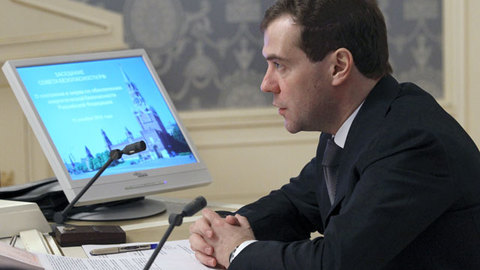 Медведев поручил установить камеры во всех местах массового скопления людей