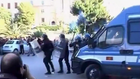 Итальянские студенты вышли на улицы, чтобы сказать "нет" реформе вузов