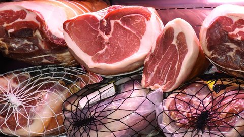В Крыму сожгли более тонны опасного мяса и колбасы