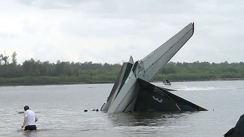Причиной посадки Ан-24 на реку стало возгорание двигателя
