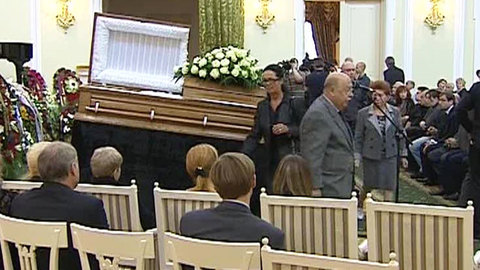 Николая Петрова похоронили в Москве на Троекуровском кладбище