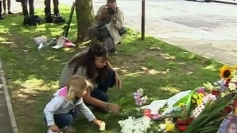 Эми Уайнхаус похоронили в Лондоне, рядом с могилой бабушки
