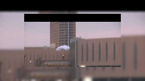 Экстремалы прыгают с самого высокого небоскреба в Дубаи