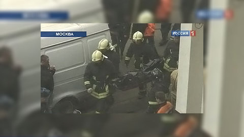 Москвичи несут цветы на станции "Лубянка" и "Парк культуры"