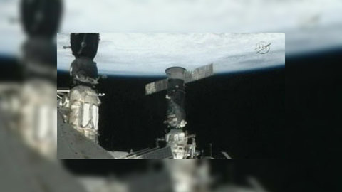 Новый экипаж встретили на МКС праздничным застольем
