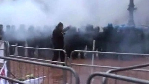 Противники Берлускони громят центр Рима