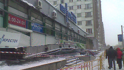 Крыша московского магазина не выдержала снега