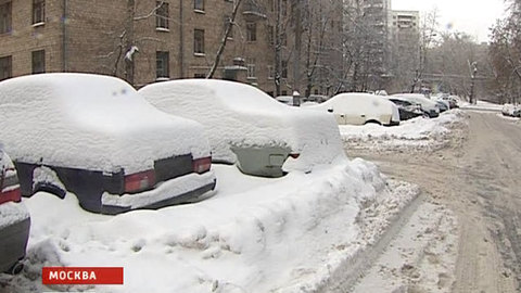Снегопад с опозданием: Москву начало засыпать
