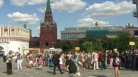 Московские выпускники отметили праздник шикарными ночными прогулками