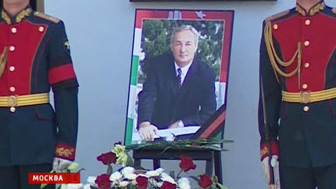 Сотни людей пришли проститься с Сергеем Багапшем