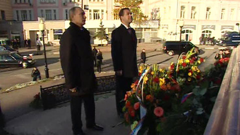 Медведев и Путин почтили память Минина и Пожарского