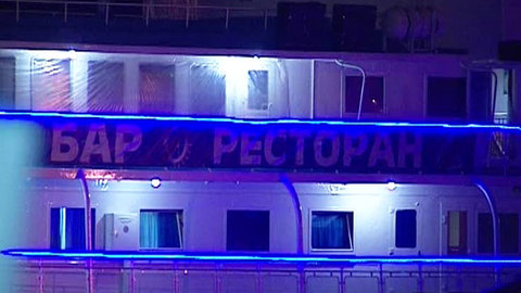МЧС наращивает силы по тушению теплохода "Сергей Абрамов"