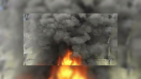 Пожар в Москве: люди просят о помощи из окон горящего дома