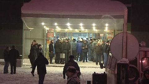 Из-под завалов рухнувшей крыши в Петербурге извлекли 11 человек