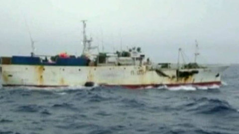 Морякам российского траулера "Спарта" удалось полностью выровнять судно