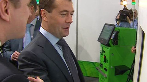 Медведев сделал покупки в магазине будущего