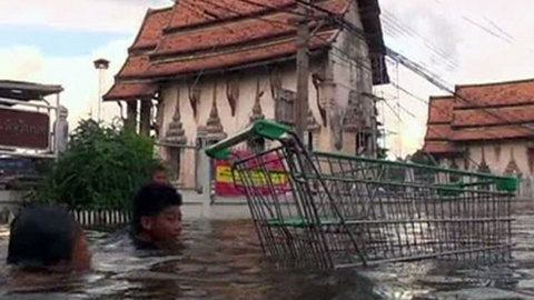 В Бангкоке вода затапливает все новые улицы