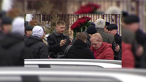На могилу Галкина положили голубой берет