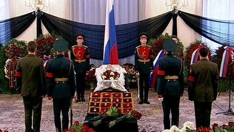 На похоронах Черномырдина собравшиеся не сдерживали эмоций