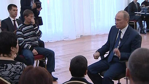 Путин пообщался с погорельцами-новоселами