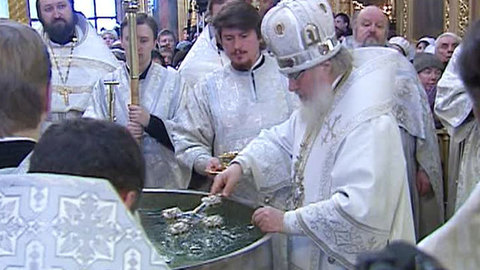 За водой, освященной Патриархом, выстроилась огромная очередь