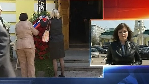 На отпевание Козакова пришли сотни людей