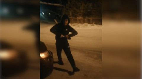 Якутский водитель избил свою жену и бросился с ножом на прохожего. Видео