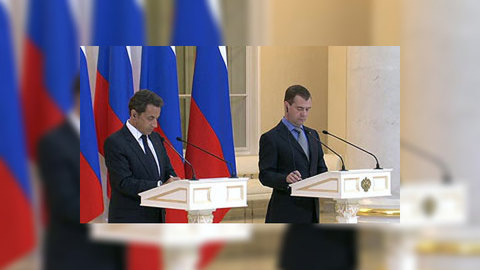 Медведев подарил Саркози грамоту Наполеона