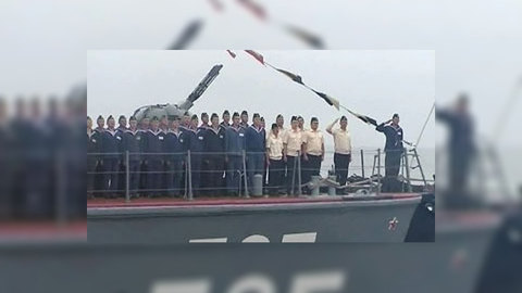 День ВМФ в Петербурге отмечают салютом и народными гуляниями