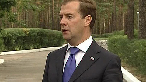 Медведев приехал на встречу с победителями Универсиады-2011