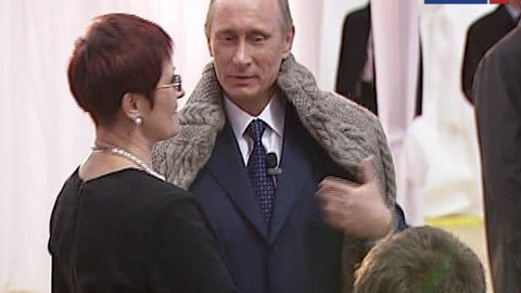Погорельцы связали для Путина свитер