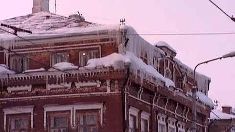 В Казани снег продолжает падать вместе с крышами