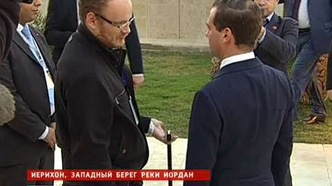 У иерихонского дворца Медведев встретил Олега Кашина