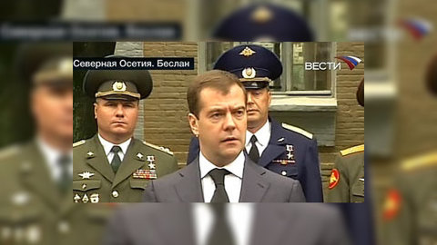 Медведев наградил солдат и врачей