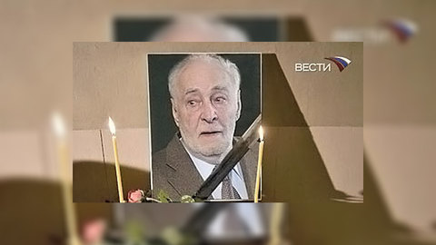 У Дома кино собираются поклонники таланта Тихонова