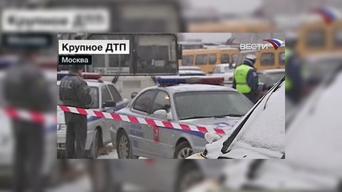 На юго-западе Москвы иномарка врезалась в остановку: 10 человек пострадали
