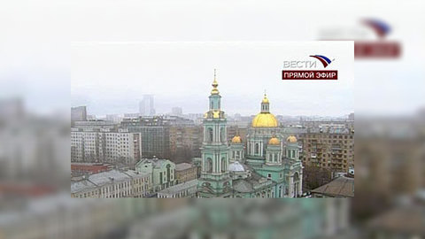 Верующие идут поклониться Алексию II