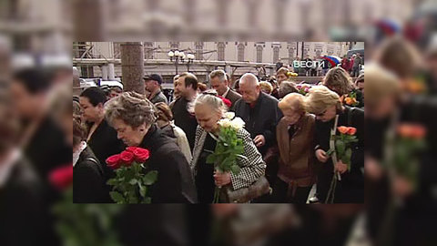 Проститься с Екатериной Максимовой пришли сотни поклонников