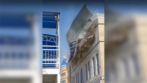 От сильного ветра в Кызылорде полетели крыши. Видео