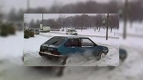 Из-за снегопада петербуржцы передвигаются по городу с лопатами
