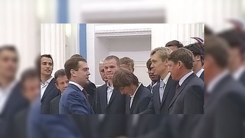 Медведеву подарили футболку Аршавина