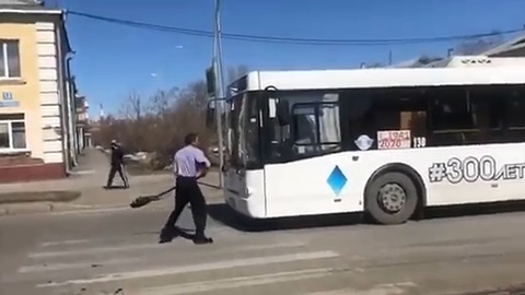 Неадекватный мужчина с лопатой атаковал автобусы на улице в Кемерове. Видео