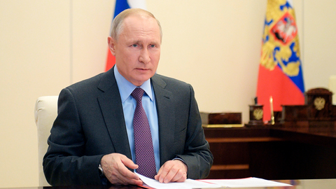 Путин подарил сирийской девочке голубя, медведя и куклу