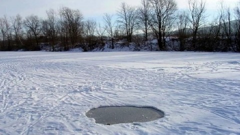 Под Новгородом пожилая лыжница угодила в полынью и утонула