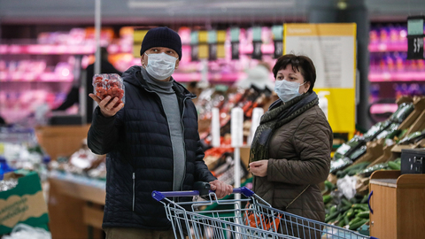 Продавцам разрешили не обслуживать покупателей без масок