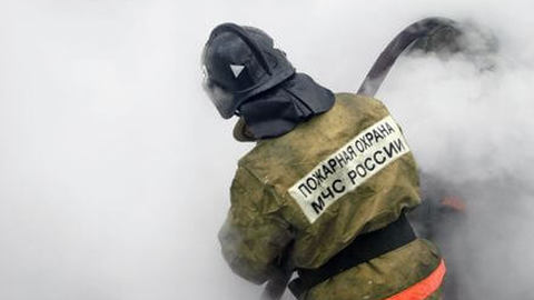 Мощный пожар вспыхнул в административном здании в Приморье