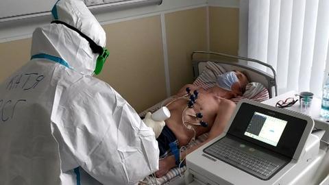 Кабмин РФ одобрил выплату медперсоналу, работающему с зараженными Covid-19