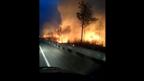 Сильный лесной пожар бушует у федеральной трассы в Забайкалье. Видео
