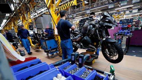 Сентябрьские продажи автомобилей в РФ улучшили оценку спроса за год